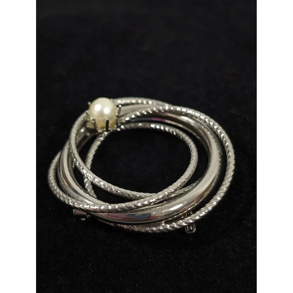 Vintage Silver Tone Interlocking Circle Brooch Textured Faux‎ Pearl Pin